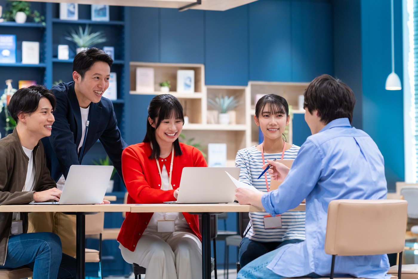 チームで相談しながら社内ツールを開発する様子